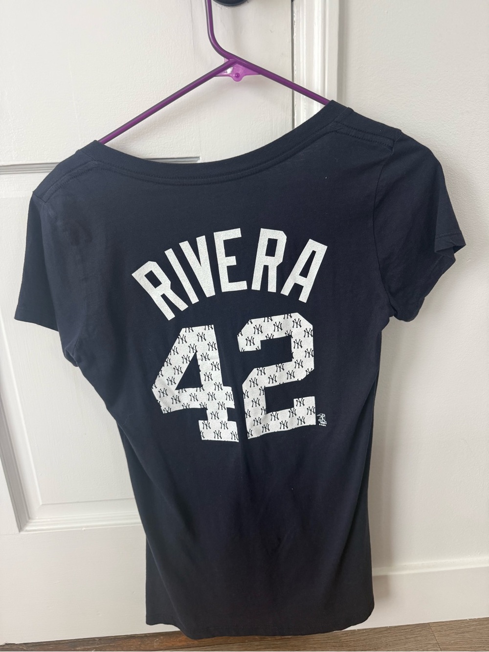 Women’s Yankees Mariano Rivera #42 Graphic V-Neck Tee